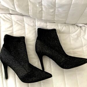 Like New Women Black Ankle Boot Size 11 M
